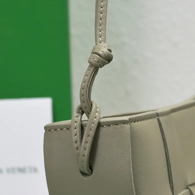 Batch 1260 #BV 2023 Cassette rope armpit bag is here🎈Simple, versatile and versatile formula bag made of intreccio woven cow leather. The square bag shape is wear-resistant and durable. Minimalism and commuting really complement each other. There are 4 card slots inside and thoughtful design✔️ Magnetic buckle closure to better protect privacy [Happy] When you are worried about matching, it is a bag that can be taken out with just one lift~ Dimensions: 22.5x13.5x4.5, Model: 7741